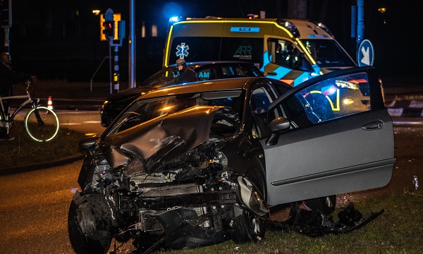 Gewonde naar ziekenhuis na botsing twee auto's op Churchillweg