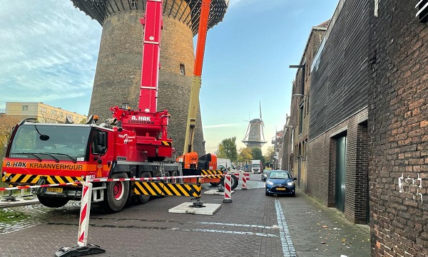 De roeden worden nu geplaatst op molen De Vrijheid