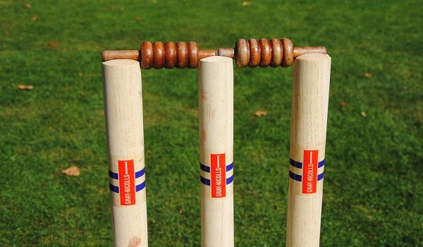 Coach Jay Bista tilt Hermes-DVS met 220 runs naar megatotaal