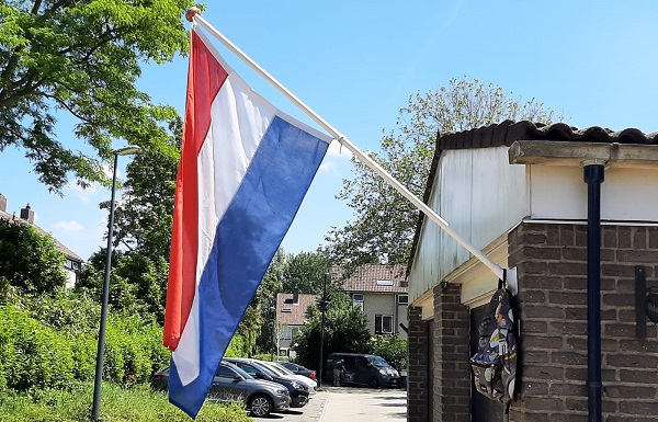 Hoera, ik ben geslaagd voor mijn diploma, de vlag gaat uit
