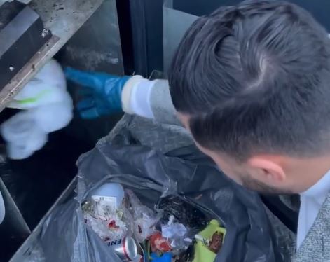 Wethouder duikt persoonlijk in foutief geplaatste zakken huisvuil