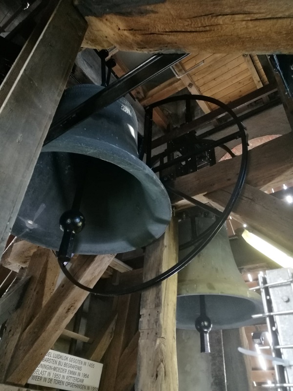 De klokken luiden voor gebedsmoment voor vrede en recht in Oekraïne