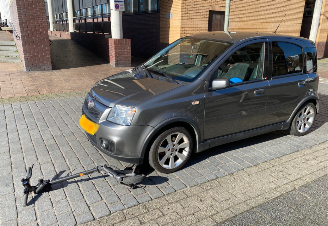 E-steprijder komt na aanrijding met auto met de schrik vrij en kan lopend naar huis