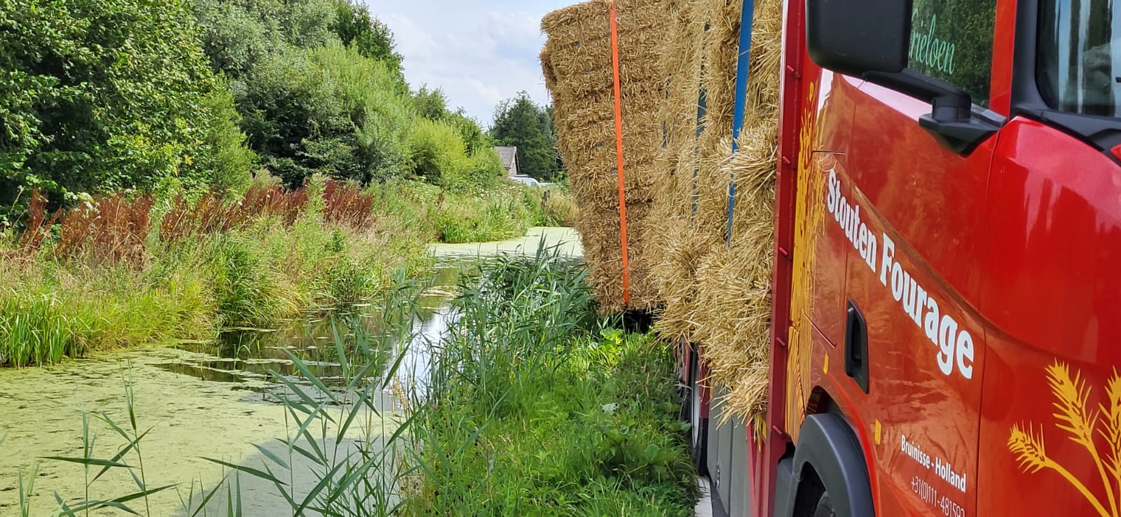 'De hooibalen eraf, wagen weer recht en vrolijk verder'