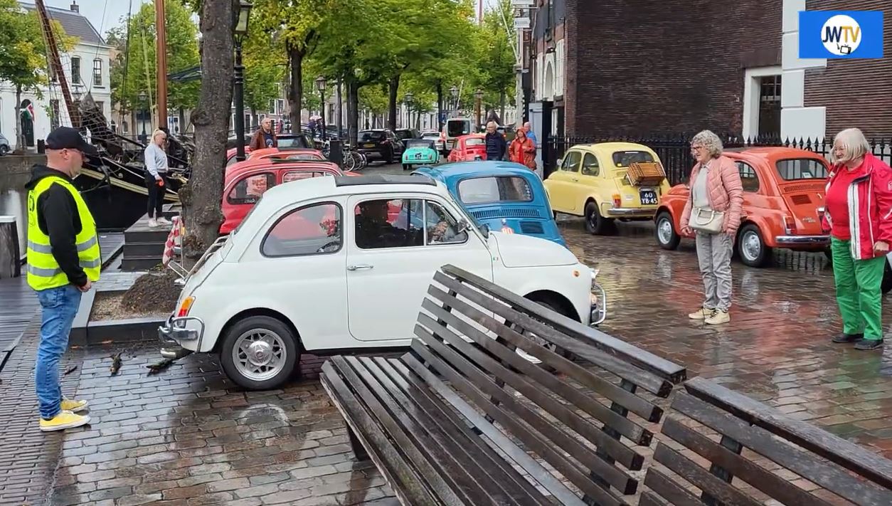Lange Haven bezaaid met kleurige Fiat-500's