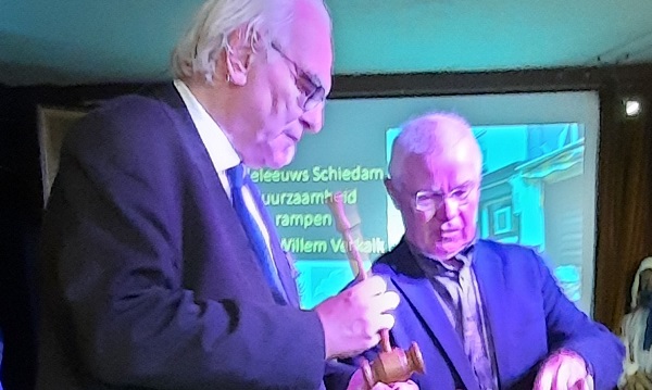 Nieuwe voorzittershamer gedraaid uit aloude Kethelse kerkbank