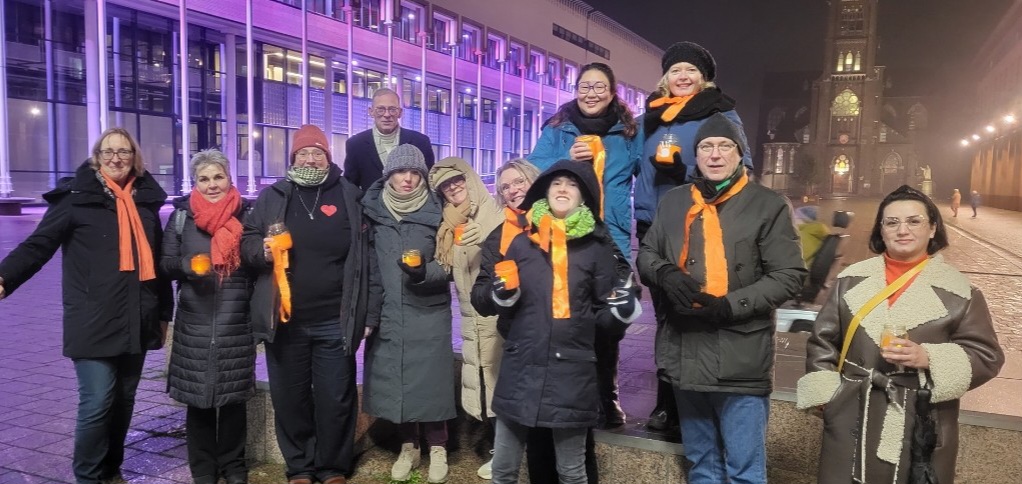 Koude wandeling voor Orange the World nuttig