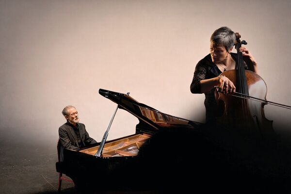 Quirine Viersen (cello) en Enrico Pace (piano) in Westvest90-kerk