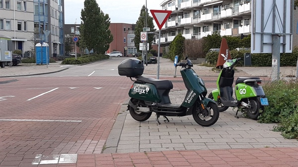 In totaal maximaal achthonderd deelscooters en deelfietsen in Schiedam
