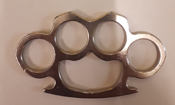 Inzittende van auto aangehouden wegens bezit boksbeugel