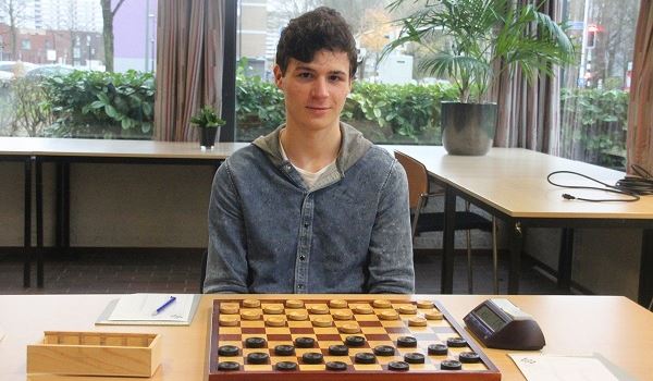 Emre Hageman in de race voor medaille op WK Jeugddammen