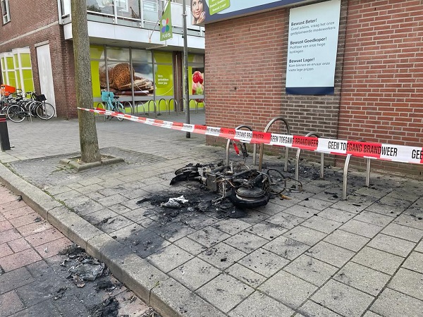 De restanten van een uitgebrande deelscooter