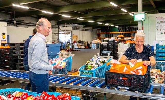 Dankzij donatie in pakketten Voedselbank iets extra voor de kerst