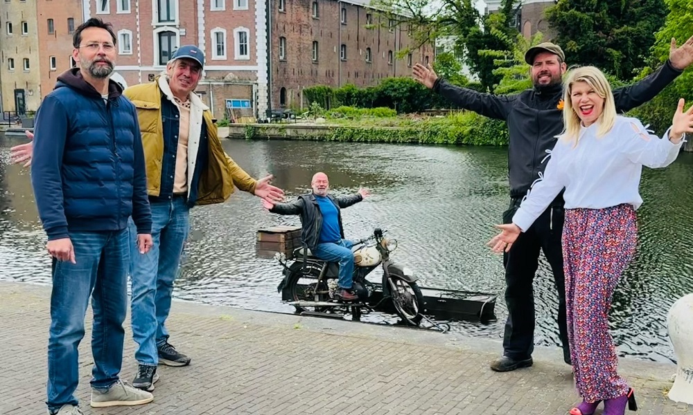 Spectaculaire ‘tewaterlating Brommer op zee’ in Lange Haven