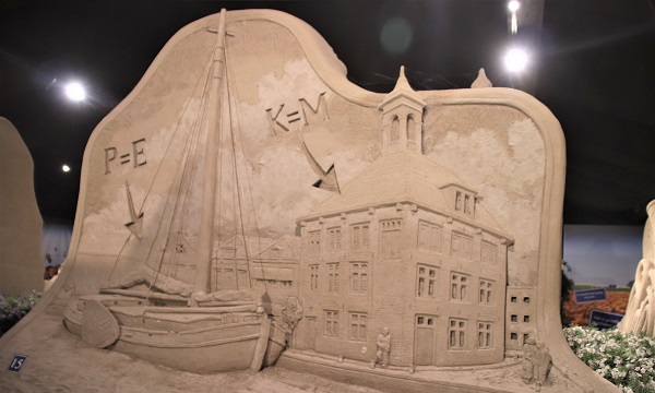 Historisch Schiedam als zandsculptuur op de Veluwe