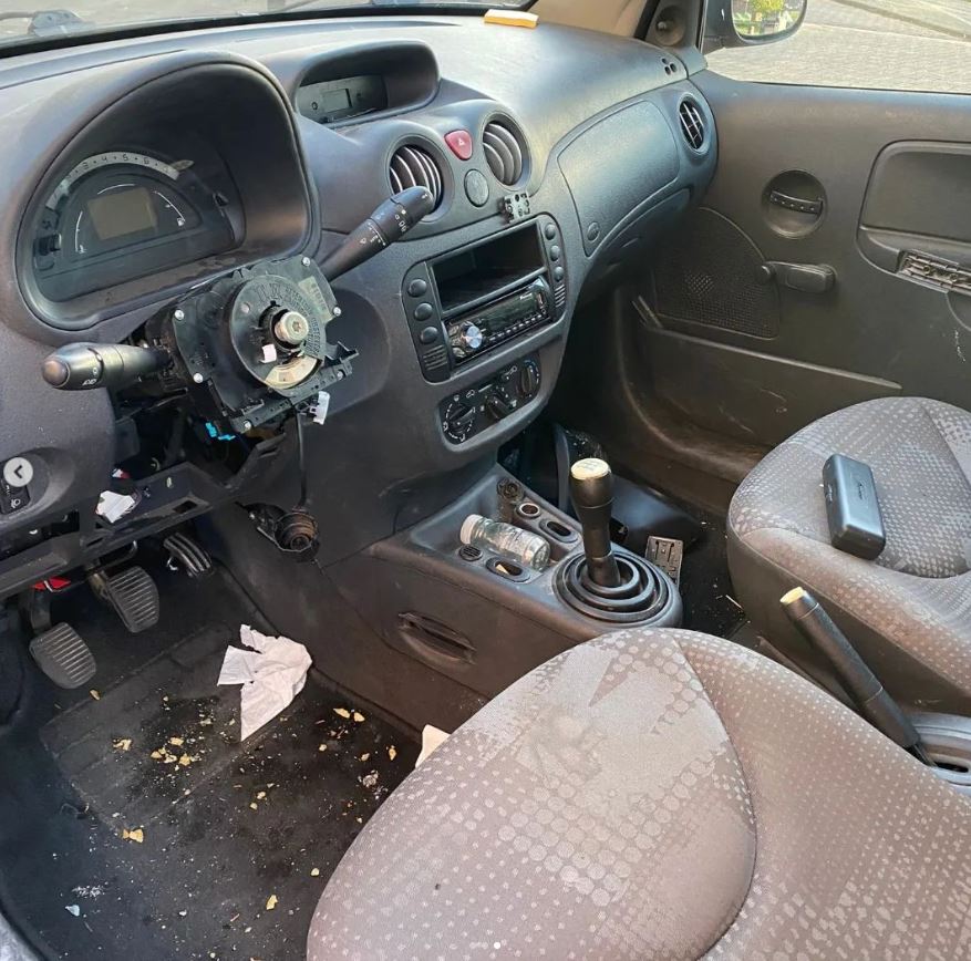 Auto was al flink gesloopt op straat en is nu afgevoerd 