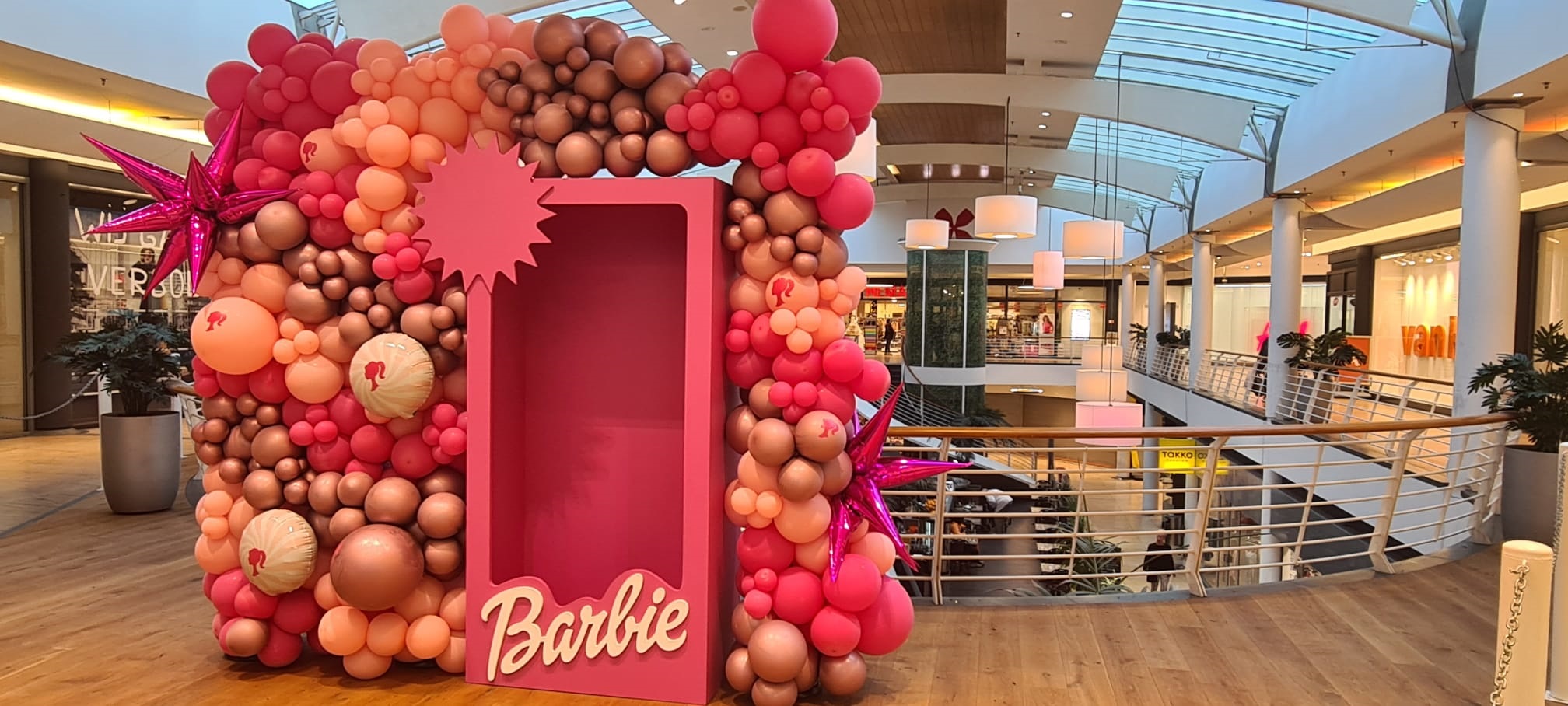 Welke Barbie of Ken laat zich hier fotograferen?