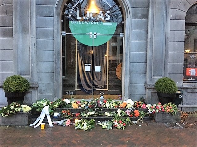 De laatste eer voor overleden zanger Toon Mentink 