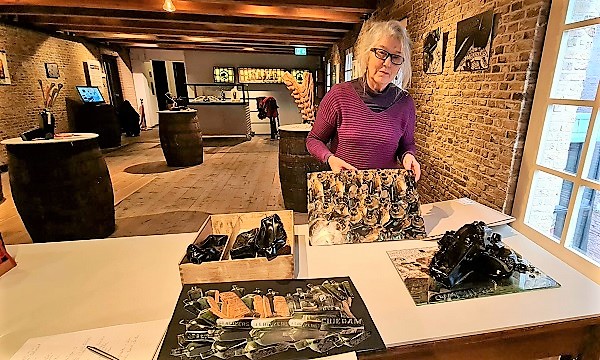 KunstWerkt viert dertigjarig bestaan met eeuwenoude kelderfles