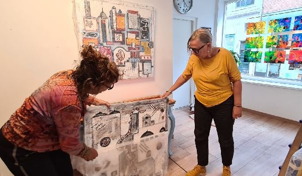 Beurs voor gratis nieuwe en tweedehands dameskleding