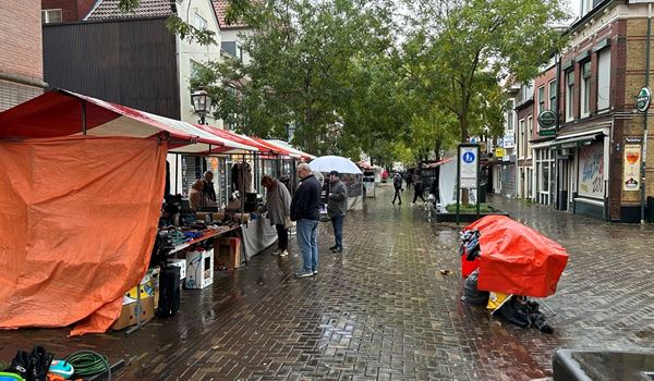 Het is koopzondag én vlooienmarkt in centrum van Schiedam
