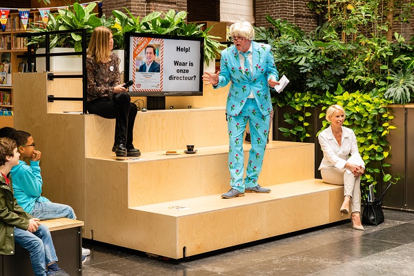 Wie herkent deze man die beweert dat hij de nieuwe bieb-directeur is?