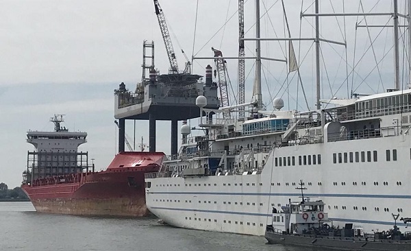 Zelfheffend platform steekt boven de Escape en de Wind Surf uit