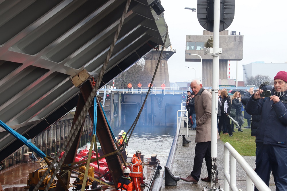 Kijk de livevideo's en foto's van binnenhalen brugdek Oranjebrug