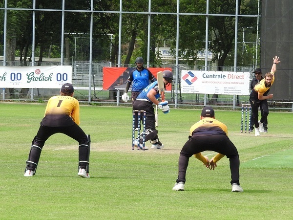 Verregende wedstrijd VRA - Excelsior wordt pas 19-8 ingehaald