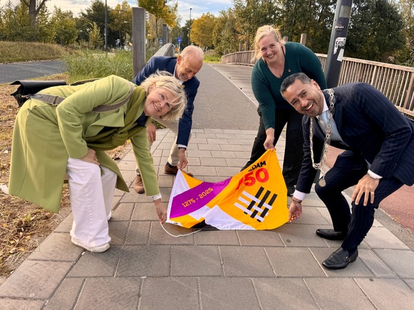 Dichtregels op stoeptegels door heel Schiedam