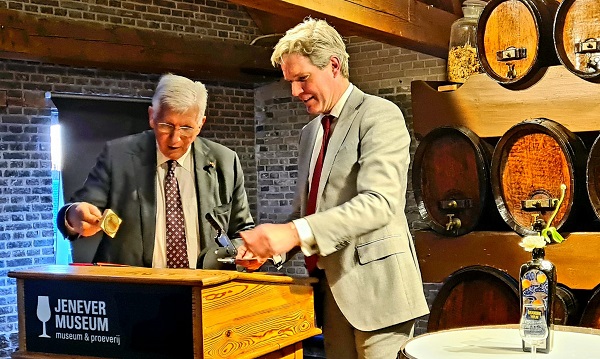 Voorzitters Joop Daalmeijer en Foort van Oosten stempelen tentoonstelling open