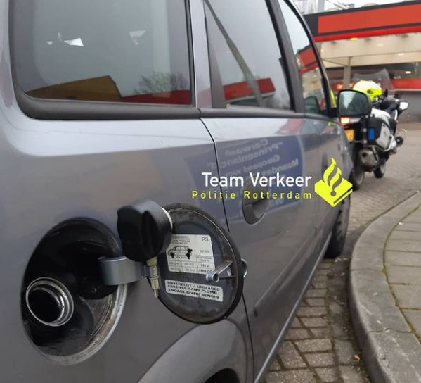 Mag je stoppen op vluchtstrook snelweg om je tankdopje terug te doen?