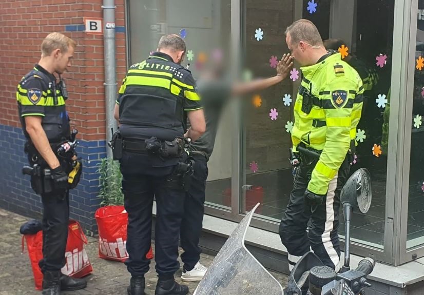 Onder invloed zijnde op straat slapende man ingerekend