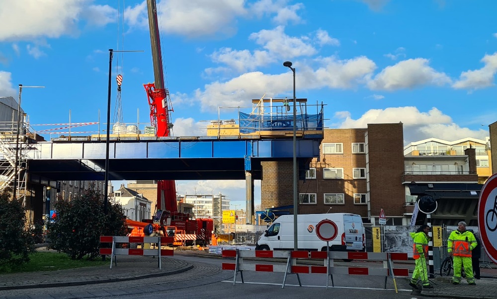 De rotonde aan de kant van de brug is nu gestremd
