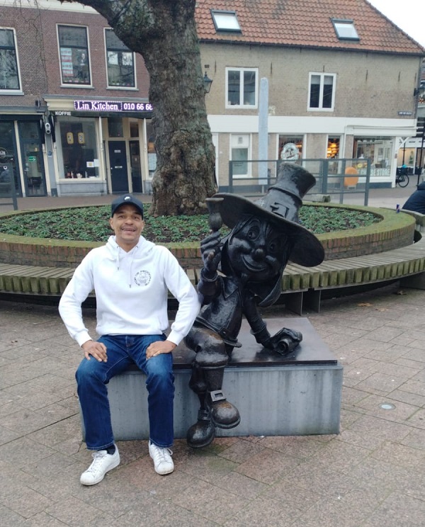 Eldor van Feggelen wandelt met een lampje door het centrum