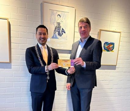 Burgemeester Bergmann ontvangt de eerste entreekaart Wijn en Spijs