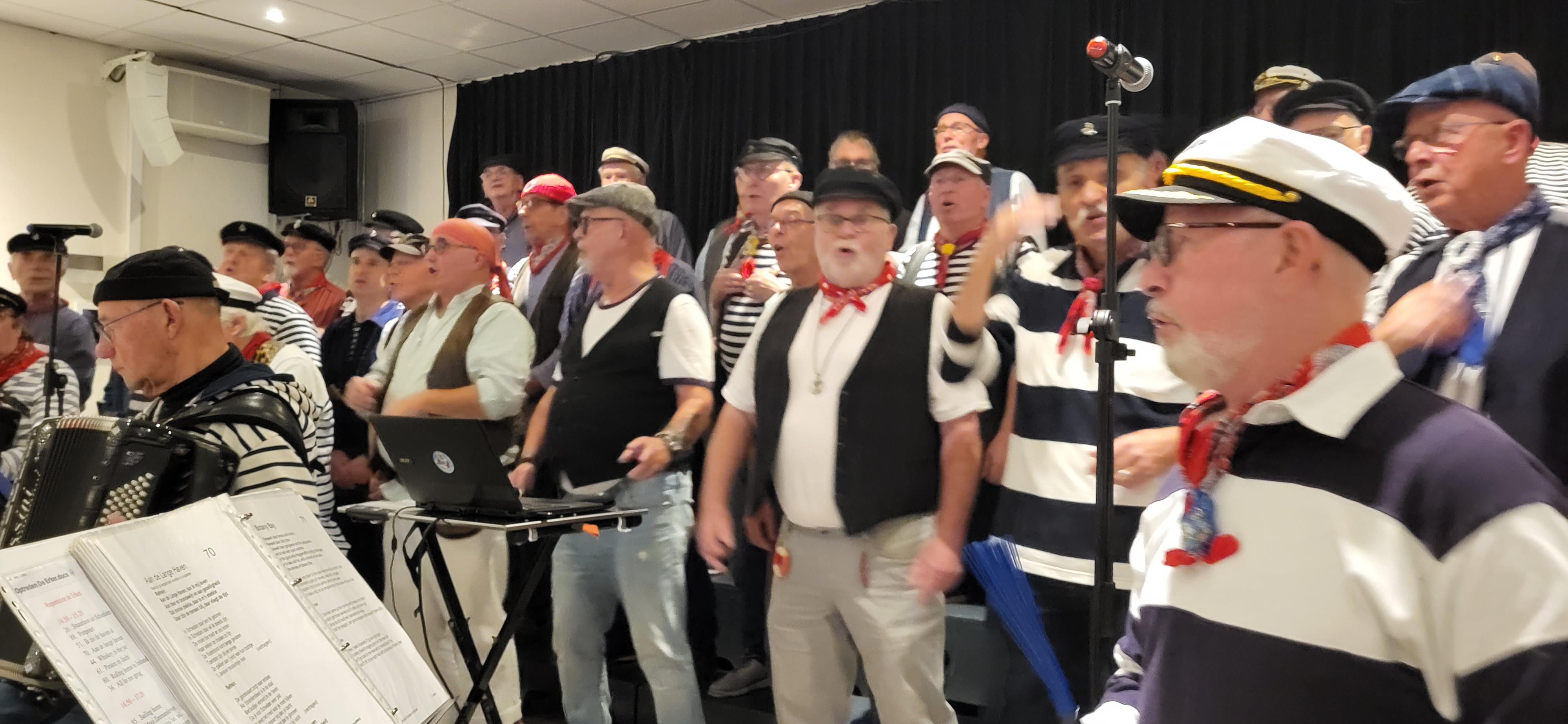 Afgeladen Erker geniet van shantykoren