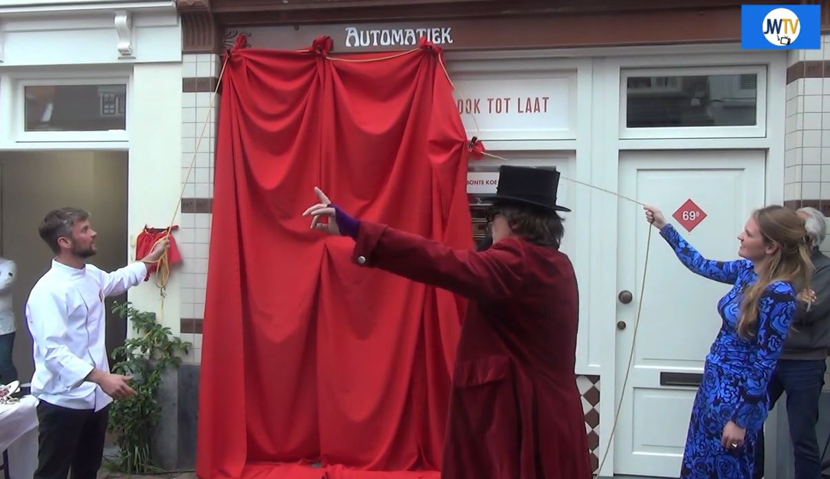 Nieuwe vacature: nachtelijke vuller van de vakken van de chocolade-automatiek