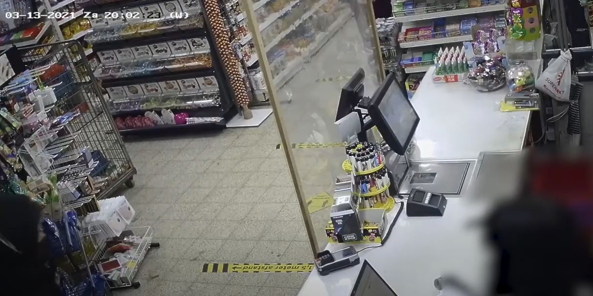 Politie laat beelden van overvaller zien die pistool richt op kassamedewerkster