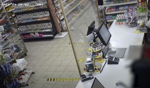 Politie laat beelden van overvaller zien die pistool richt op kassamedewerkster