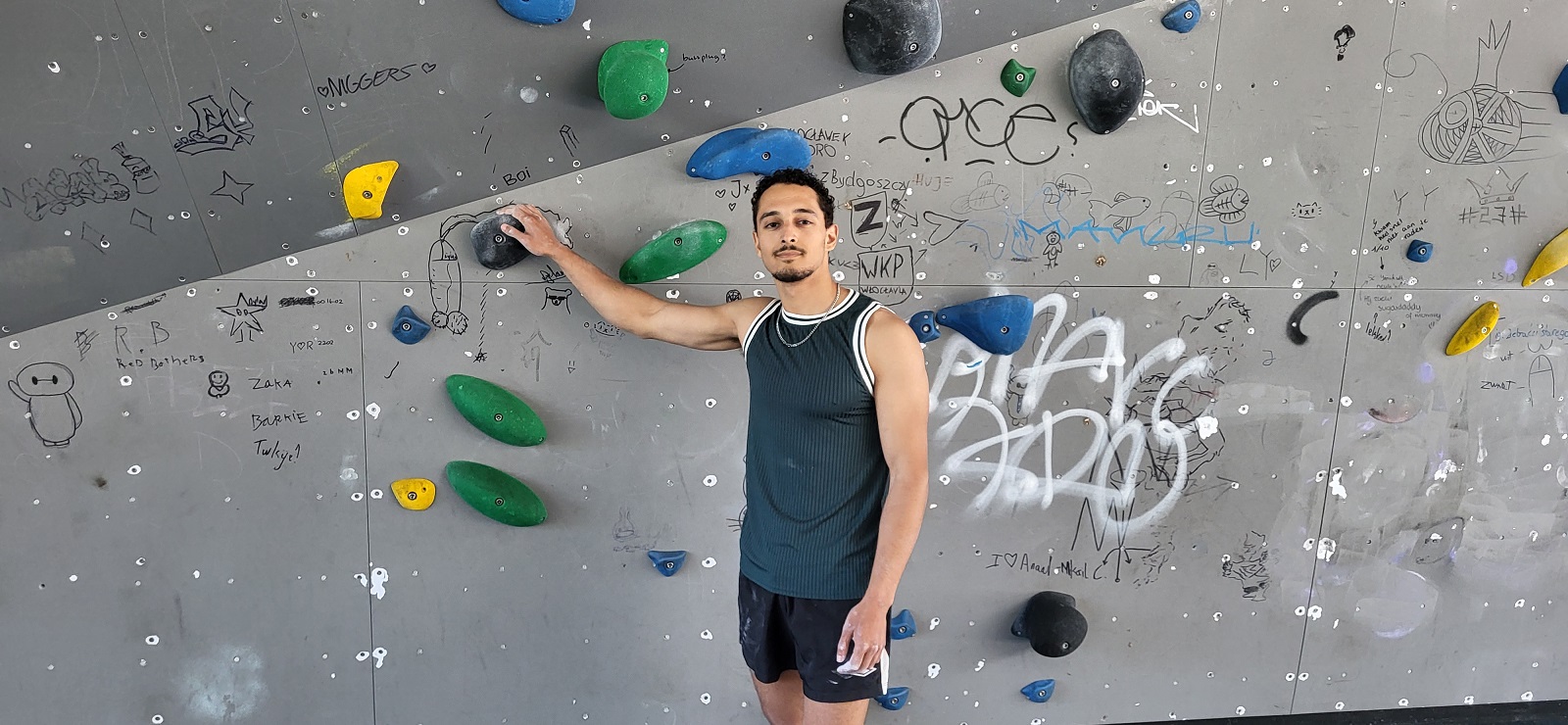 Klimmers blij met vernieuwde boulderwand