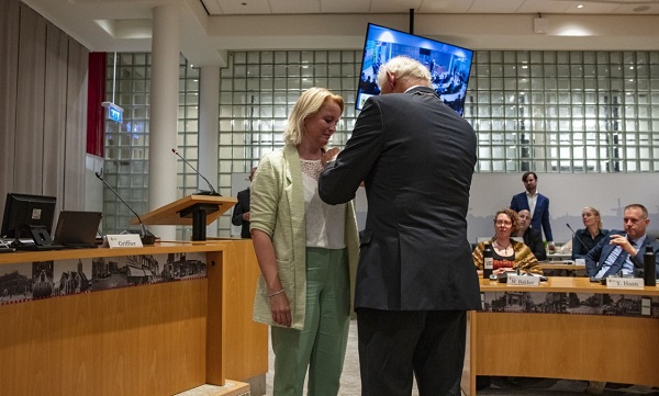Patricia van Aaken krijgt bij afscheid als wethouder onderscheiding