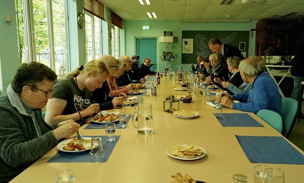 Boshoek-vrijwilligers zijn onthaald op een Indisch buffet