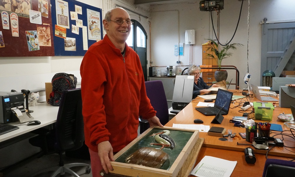 Henk Hettinga toont gevelsteen Henkes, een nieuwe aanwinst