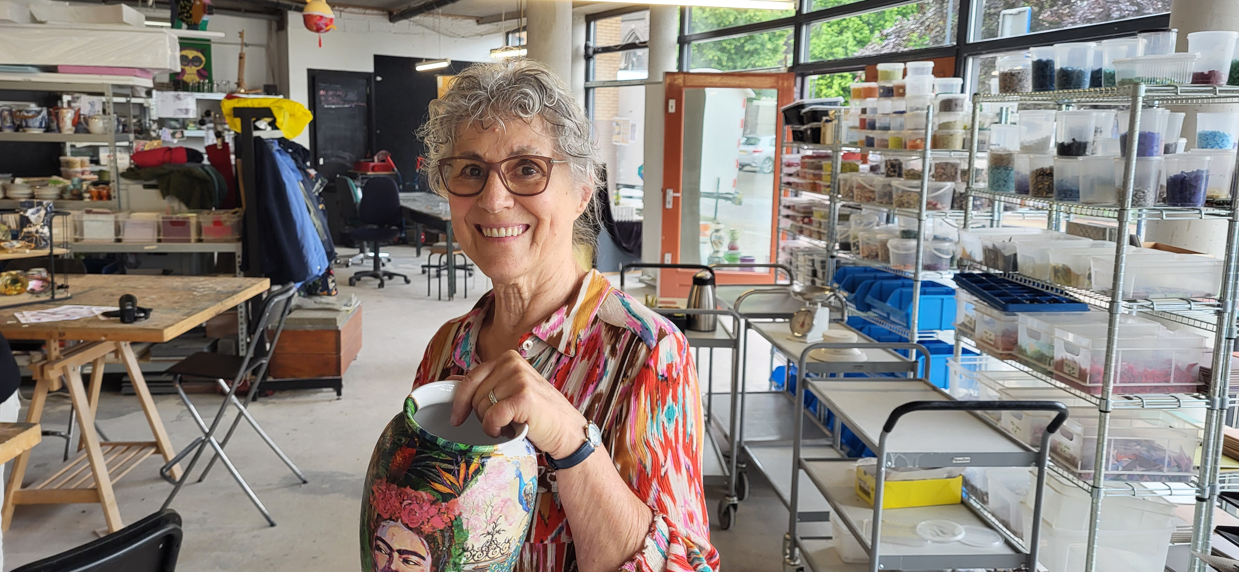 Lucia verzorgt workshop Decoupage