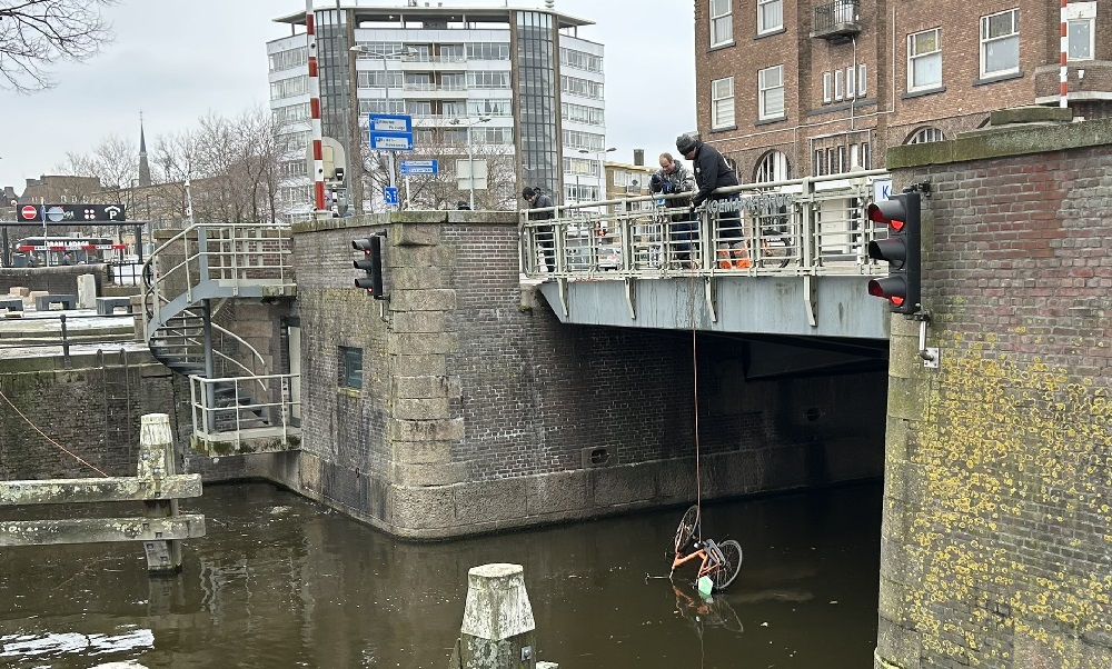 Twee huurfietsen naast elkaar uit de Lange Haven gevist