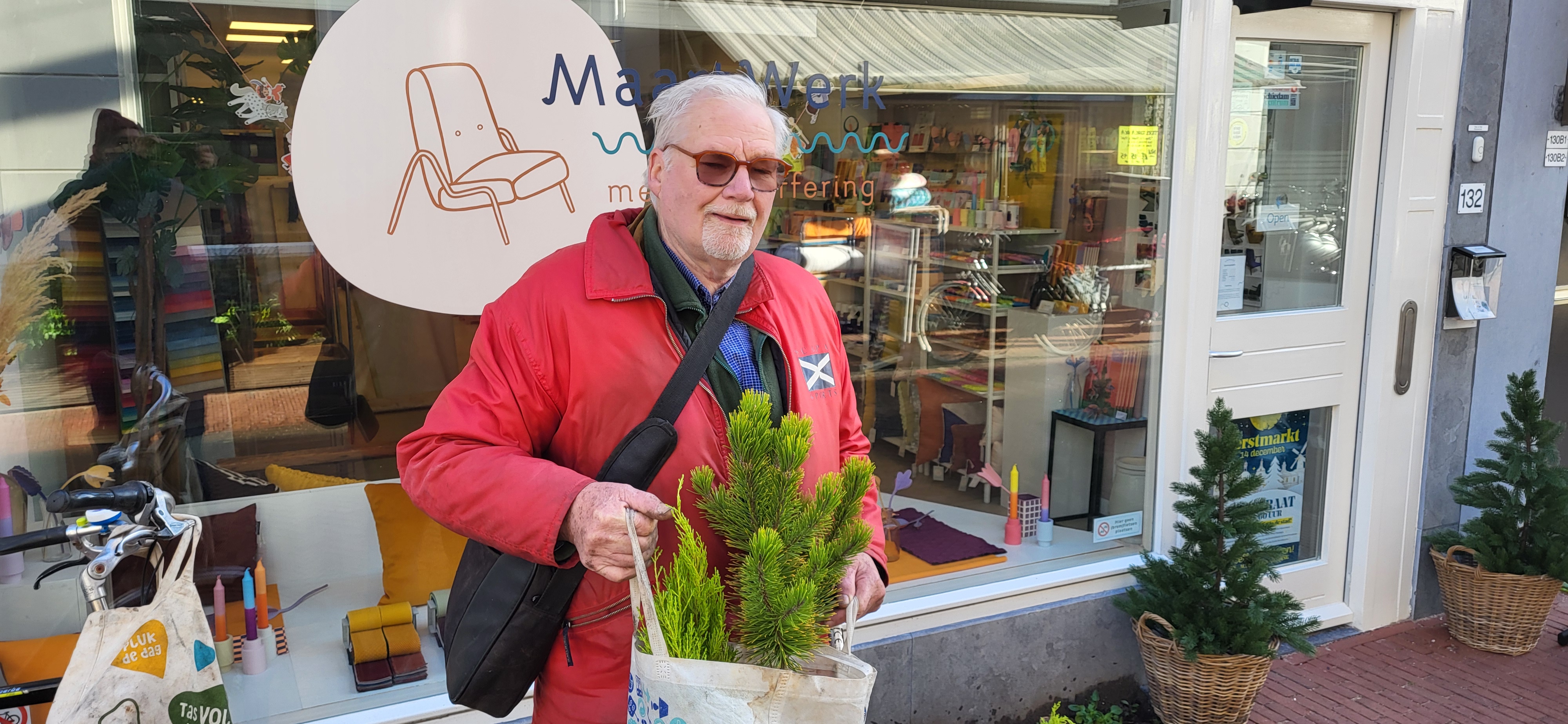 Deze burger vergroent op eigen initiatief de Hoogstraat 