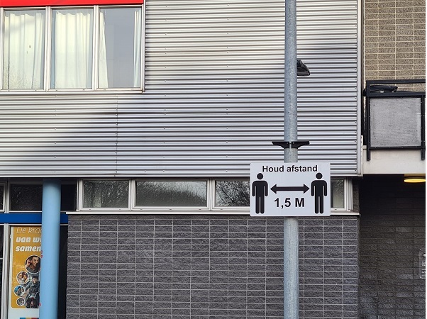 Op zondag in de rij in Schiedam voor coronaprik bij Wijkhuis Oost