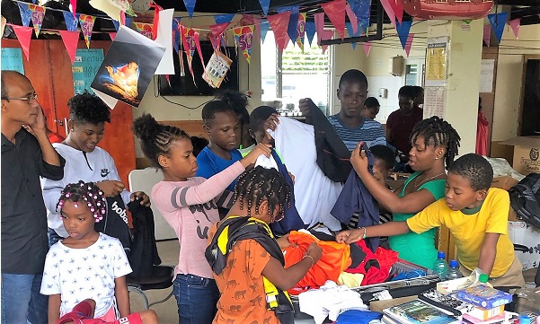 Kinderen in Suriname dragen shirts van Nexus, Pollux, VVK, Sparta, Zwaluwen en Harga