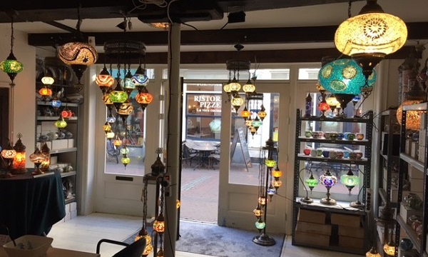 Oosterse lampenwinkel 'Aladdin Store' is geopend op de Hoogstraat